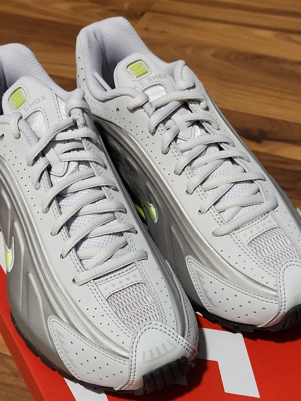 Nike GS Shox R4 size 5 Youth Grey Volt green CW2626-008 big kids 5y with box